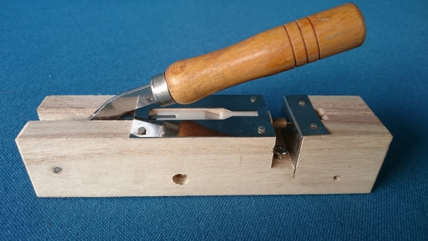 Rähmchenlocher mit beweglichem Kolben