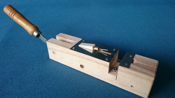 Rähmchenlocher mit beweglichem Kolben