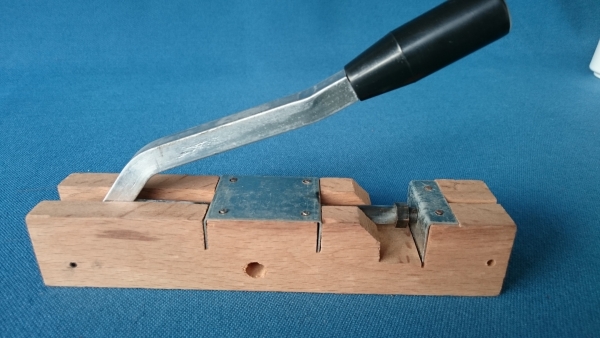 Rähmchenlocher mit starrem Kolben