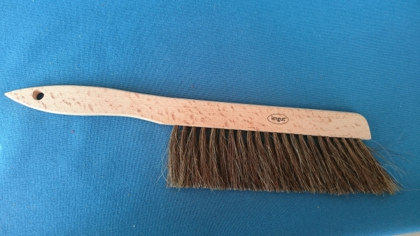 Bienenbesen mit Holzgriff und Naturborsten 36 cm
