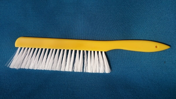 Bienenbesen mit Kunststoffgriff und Perlonborsten 36 cm